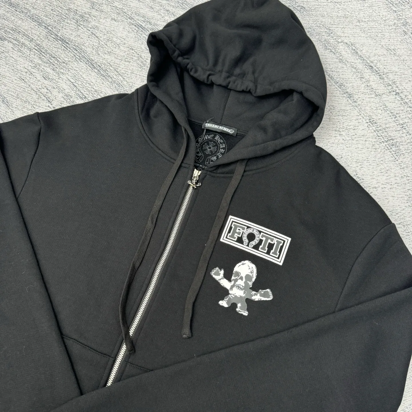 P426 Chrome Heart Nine-square skull hooded zipper sweatshirt SIZE S/M/L/XL Made of high-quality cotton fabric, soft and skin-friendly, with good breathability. The overall color is classic black, which sets a low-key and versatile style tone. The simple print pattern on the left chest on the front contains letters and cartoon skull images. The design is simple but highly recognizable, showing an uninhibited personality and attitude.
